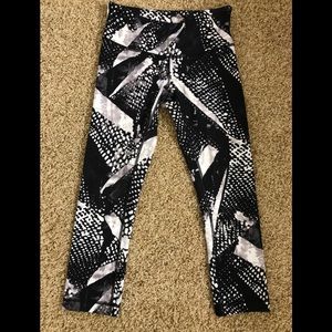 Lululemon Wunder Under Crops! Sz. 4!